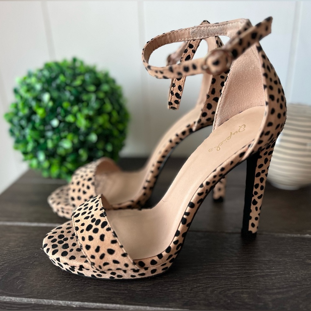 Qupid Faux Suede Cheetah Print Ankle Strap Heels Size 8 - Picture 1 of 13
